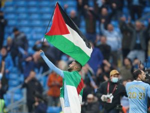 رياض محرز يرفع العلم الفلسطيني