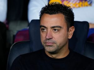 توتر كبير في العلاقة بين تشافي وديكو يزيد من متاعب برشلونة