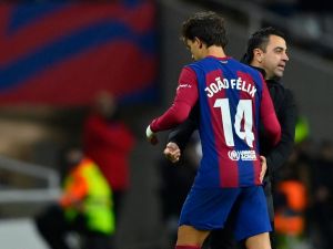 تشافي يثني على جواو فيليكس بعد أن قاد برشلونة للفوز على أتلتيكو مدريد