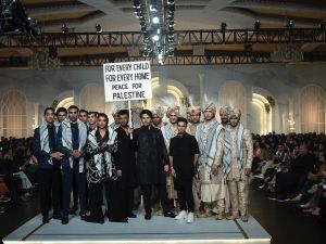 عرض أزياء في باكستان بالكوفية الفلسطينية