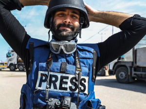 معتز عزايزة