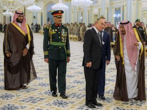 A handout picture provided by the Saudi Royal Palace shows Saudi Crown Prince Mohammed bin Salman (L), Saudi Brigadier General Yussef Saleh al-Salim (2nd L), Russian President Vladimir Putin and Saudi King Salman, during a welcome ceremony in Riyadh on October 14, 2019. / AFP
