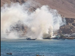 Ship burnt and wrecked at Mukalla port