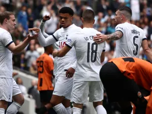 Tottenham Hotspur's English striker Dane Scarlett (C) celebrates with teammates after scoring their final goal during the pre-season friendly football match between Tottenham Hotspur and Shakhtar Donetsk at the Tottenham Hotspur Stadium, in London, on August 6, 2023. (Photo by HENRY NICHOLLS / AFP)