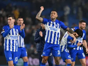 Brighton's Brazilian defender #03 Igor Julio (C) and teammates celebrate on the final whistle in the UEFA Europa League Group B football match between Brighton and Hove Albion and Marseille at the American Express Community Stadium in Brighton, southern England on December 14, 2023. Brighton won the game 1-0 and top the Group. (Photo by Glyn KIRK / AFP)
