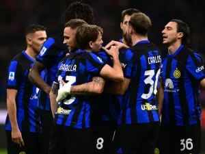 Inter Milan's Italian midfielder #23 Nicolo Barella celebrates with teammates after scoring his team's second goal during the Italian Serie A football match between Inter Milan and Lecce at the “San Siro Stadium” in Milan on December 23, 2023. (Photo by MARCO BERTORELLO / AFP)