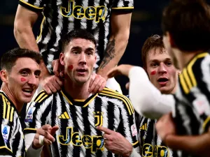 Juventus' Serbian forward #09 Dusan Vlahovic (2L) celebrates with teammates after scoring Juventus' first goal during the Italian Serie A football match between Juventus and Inter Milan at the Allianz Stadium in Turin, on November 26, 2023. (Photo by MARCO BERTORELLO / AFP)