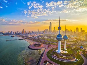 سيدة كويتية تعتدي بالضرب على رجل أمن في الشارع العام