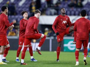 ليفربول يواجه بيرنلي وعينه على النقاط الثلاث (Photo by KENZO TRIBOUILLARD / AFP)