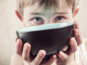 طبيب البوابة: مخاطر التجويع على صحة الأطفال