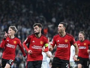 Manchester United's Portuguese midfielder #08 Bruno Fernandes (2nd L) celebrates with team mates after scoring the 2-3 from a penalty kick during the UEFA Champions League Group A football match between FC Copenhagen and Manchester United FC in Copenhagen, Denmark on November 8, 2023. (Photo by Jonathan NACKSTRAND / AFP)