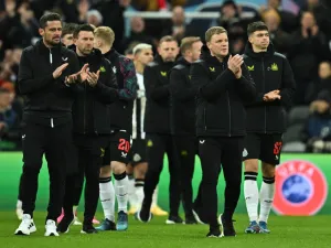 Newcastle United's English head coach Eddie Howe and team players applaud at the end of the UEFA Champions League Group F football match between Newcastle United and AC Milan at St James' Park in Newcastle-upon-Tyne, north east England on December 13, 2023. AC Milan wins 2 - 1 against Newcastle United and qualifies for the Champions League last 16. (Photo by Paul ELLIS / AFP)