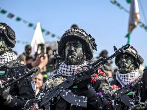مقاتلون من كتائب عز الدين القسام الجناح العسكري لحركة حماس