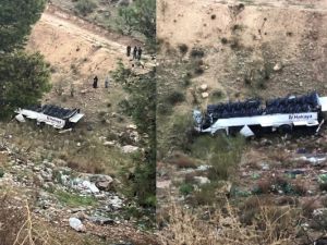 تدهور حافلة نقل للركاب في منطقة سلحوب وسقوطها في أحد الوديان