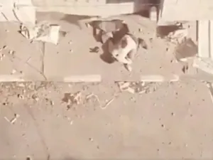 لحظة استشهاد أحد المقاومين في قطاع غزة