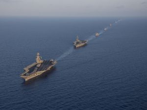 حاملة طائرات وبوارج حربية أمريكية