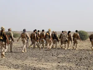 دعم السنة في اليمن لاشغال الحوثيين الموالين لايران 