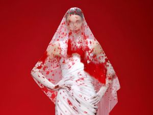 الفستان الملطخ بالدماء