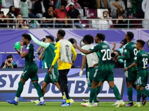 البليهي (يسار) يحتفل بهدفه الثمين (Photo by KARIM JAAFAR / AFP)