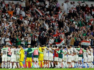 لاعبو العراق يتفاعلون مع الجماهير بعد نهاية المباراة (Photo by KARIM JAAFAR / AFP)