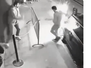 النشطاء اكدو ان الحادث الغريب ادى الى اشتعال النار في ملابس الضحية 