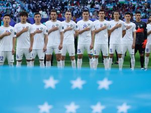منتخب أوزبكستان (Photo by KARIM JAAFAR / AFP)