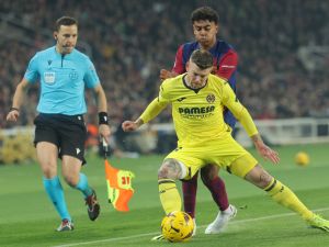 برشلونة يسقط من جديد (Photo by LLUIS GENE / AFP)
