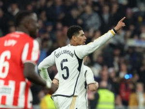 بيلينغهام يقود ريال مدريد للفوز (Photo by Pierre-Philippe MARCOU / AFP)
