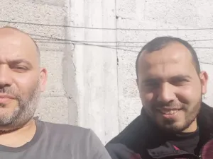 الشهيد مهند رزق محمد جبريل يمين- بجانب شقيقه طارق