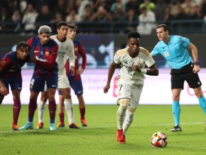 فينيسيوس يقود ريال مدريد للفوز على برشلونة (Photo by Giuseppe CACACE / AFP)