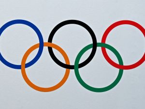 جهات فلسطينية تطالب باستبعاد "إسرائيل" من الأولمبياد (Photo by Indranil MUKHERJEE / AFP)