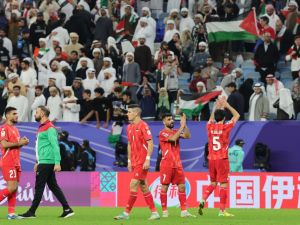 لاعبو منتخب فلسطين يحييون الجماهير بعد نهاية المباراة (Photo by Giuseppe CACACE / AFP)
