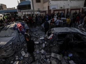 قوات الاحتلال الإسرائيلي تقصف فجر اليوم محيط مستشفى شهداء الأقصى وسط قطاع غزة