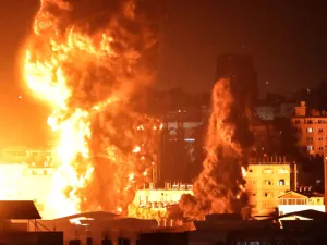 قصف عنيف على خان يونس بغزة
