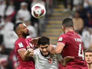قطر تهزم طاجيكستان وتضمن التأهل (Photo by HECTOR RETAMAL / AFP)