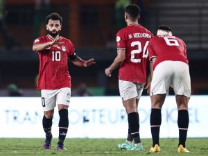 صلاح (يسار) ينقذ مصر من الخسارة (Photo by FRANCK FIFE / AFP)