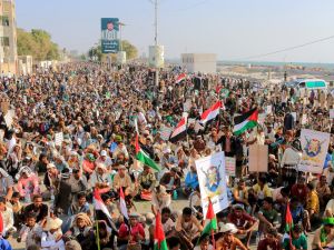 متظاهرون يمنيون في مدينة الحديدة الساحلية. 4/1/2024، وكالة الصحافة الفرنسية