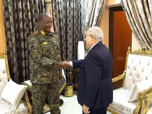 البرهان مستقبلا لعمامرة في بوتسودان.