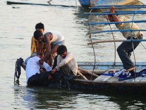 Boat capsizes in Gujrat, Indnia