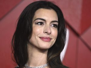 Anne Hathaway walks out of Vanity Fair photoshoot in solidarity with Condé Nast union. (Gareth Cattermole/Getty Images)