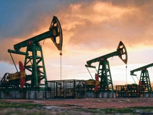 Oil prices slightly rise amidst Red Sea shipping disruptions and Middle East tensions