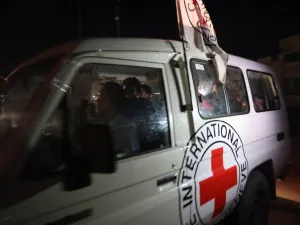 سيارة للصليب الأحمر تقل محتجزين في قطاع غزة