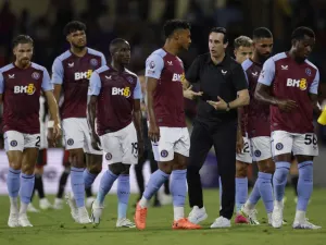 Unai Emery, Manager of Aston Villa, gives the team instructions during the Premier League Summer Series match between Aston Villa and Fulham FC at Exploria Stadium on July 26, 2023 in Orlando, Florida. James Gilbert/Getty Images for Premier League/AFP (Photo by James Gilbert / GETTY IMAGES NORTH AMERICA / Getty Images via AFP)
