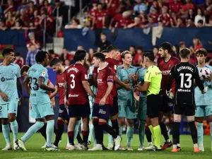 Barcelona's Dutch midfielder #21 Frenkie de Jong (C) talks with Spanish referee Ortiz Arias during the Spanish Liga football match between CA Osasuna and FC Barcelona at El Sadar stadium in Pamplona on September 3, 2023. (Photo by ANDER GILLENEA / AFP)