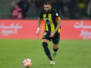 Ittihad's French forward #09 Karim Benzema runs with the ball during the Saudi Pro League football match between Al-Ittihad and Al-Nassr at King Abdullah Sports City Stadium in Jeddah on December 26, 2023. (Photo by AFP)