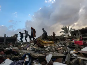 "اسرائيل" تعتقل آلاف الرجال من قطاع غزة وسط ظروف قاسية