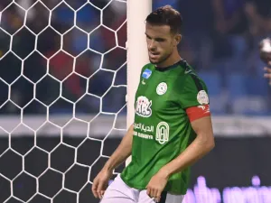 Ettifaq's English midfielder #10 Jordan Henderson moves the ball after his team conceded the first goal during the Saudi Pro League football match between Al-Ettifaq and Al-Nassr at the Prince Mohamed bin Fahd Stadium in Dammam on August 14, 2023. (Photo by Ali Alhaji / AFP)