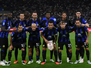 Inter Milan's team poses before the Italian Serie A football match Inter Milan vs Monza at the San Siro stadium in Milan, on August 19, 2023. (Photo by Isabella BONOTTO / AFP)
