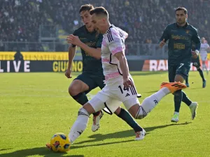 Juventus' Polish forward #14 Arkadiusz Milik (C white) shoots the ball in front of Frosinone's Italian defender #30 Ilario Monterisi during the Italian Serie A football match between Frosinone and Juventus at the Benito Stirpe stadium in Frosinone on December 23, 2023. (Photo by Andreas SOLARO / AFP)