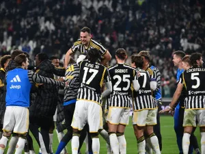 Juventus' players celebrate their victory at the end of the Italian Serie A football match between Juventus and Roma at the Allianz Stadium in Turin, on December 30, 2023. (Photo by Isabella BONOTTO / AFP)